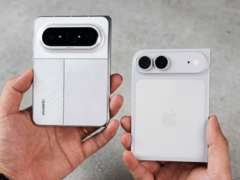 Huawei Pura X Max egy iPhone Ultra/Fold bábu mellett.