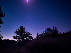 Az Optikai Kommunikációs Teleszkóp Laboratórium nyolc lézeres jeladóját sugározza a Deep Space Optical Communications repülési lézer adó-vevőjére (Kép forrása: NASA és JPL-Caltech)