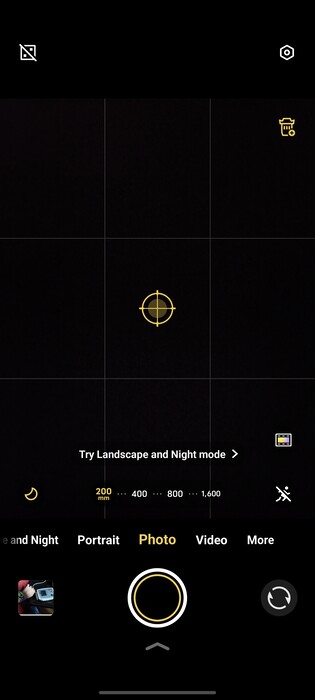 Ha sárgával van kiemelve, akkor a 200 mm és 1600 mm közötti gyújtótávolságú telekonverter üzemmód aktív.