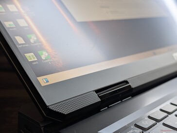 Nincs edge-to-edge üveg vagy OLED opció