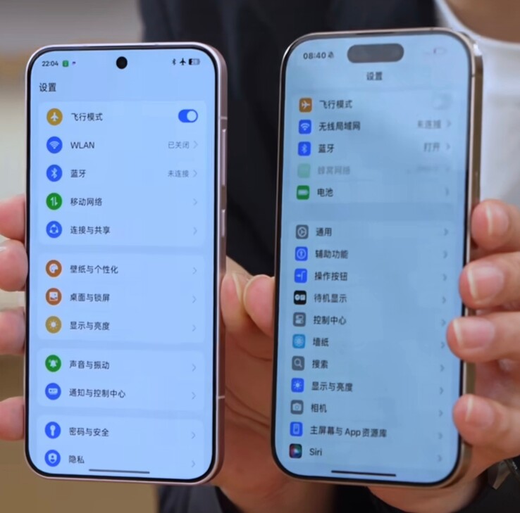 Az "Oppo Find X8s" egy iPhone mellett (jobbra). (Forrás: Digital Chat Station via Weibo)