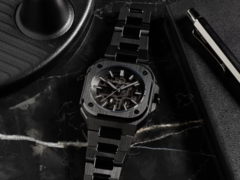 A Bell & Ross BR-05 Skeleton Phantom Ceramic (a képen) a BR-CAL.322-1 kaliberrel működik, 54 órás járástartalékkal. (Kép forrása: Bell & Ross)