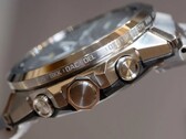 A Casio G-Shock GST-W1000 sorozatú karóra oldalnézete, amelyen látható a rozsdamentes acél tok, a nyomógombok, a korona, az integrált karkötő és a keret körül gravírozott városnevek.