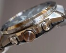 A Casio G-Shock GST-W1000 sorozatú karóra oldalnézete, amelyen látható a rozsdamentes acél tok, a nyomógombok, a korona, az integrált karkötő és a keret körül gravírozott városnevek.