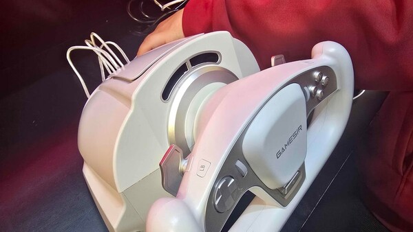 A GameSir Turbo Drive egy ventilátorral rendelkezik, amely a versenyjátékban elért sebességednek megfelelően fújja a levegőt az arcodba. (Kép forrása: r/kemkuro)