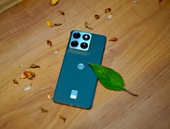 Az Edge 70 egészen másképp csinálja a dolgokat, mint elődje, és kevésbé helyezi a hangsúlyt a kamerarendszer rugalmasságára. (Kép forrása: Notebookcheck)