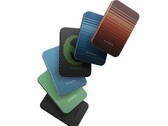 A Pitaka Aramid Fiber mágneses power bank elérhető Aramid Fiber kész holdfelkelte, fekete, naplemente, idegen, erdő zöld és óceán kék színben (Kép forrása: Pitaka)