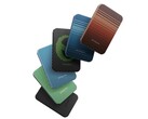 A Pitaka Aramid Fiber mágneses power bank elérhető Aramid Fiber kész holdfelkelte, fekete, naplemente, idegen, erdő zöld és óceán kék színben (Kép forrása: Pitaka)