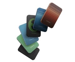 A Pitaka Aramid Fiber mágneses power bank elérhető Aramid Fiber kész holdfelkelte, fekete, naplemente, idegen, erdő zöld és óceán kék színben (Kép forrása: Pitaka)