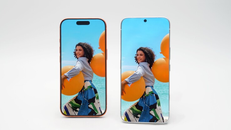 A Tecno Randlos-Phone összehasonlítása egy hagyományos okostelefonnal, feltehetően egy iPhone 17 Pro-val.