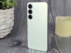 Notebookcheck áttekintette a Samsung Galaxy S25 (Kép forrása: Marcus Herbrich)