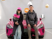 Ez a fiatal pár a 200.000. Xiaomi SU7-et kapta, a különleges piros színű opciót választva (Kép forrása: Xiaomi)