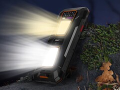 A WP58 Pro egy strapabíró okostelefon két zseblámpával (Kép forrása: Oukitel)