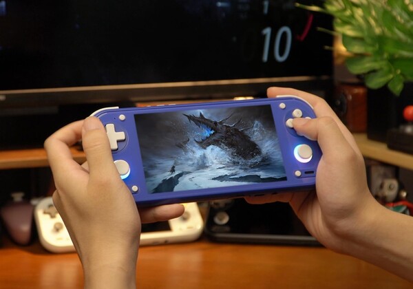 Az Anbernic RG 55G1 egy Android-alapú kézi játékkonzol, amelynek kialakítása a Nintendo Switchéhez hasonló.