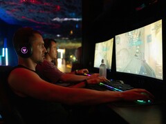 Állítólag a 480 Hz-es játék jelentős előnyt jelent a 60 Hz-eshez képest. A képen monitorok előtt ülő játékosok láthatók.
