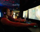 Állítólag a 480 Hz-es játék jelentős előnyt jelent a 60 Hz-eshez képest. A képen monitorok előtt ülő játékosok láthatók.