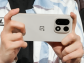 Egy esport-játékos kezében a közelgő OnePlus 15-ösnek tűnő készülékkel. (A kép forrása: Baloch Huzefa / Notebookcheck)