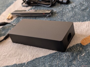 A hálózati adapter meglehetősen terjedelmes a kis 4K projektorhoz képest