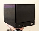 A 3D-nyomtatóval kinyomtatott Terk Box szinte megkülönböztethetetlen a Steam Machine-től.