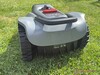 A kompakt robotfűnyíró hátsó része