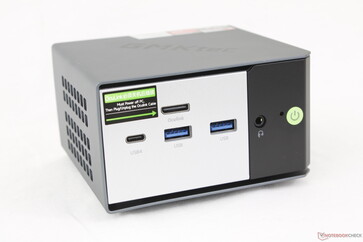 Elöl: (10 Gbps), OcuLink (PCIe4 x4), 3,5 mm-es fejhallgató, bekapcsológomb, USB-C 4.0 w/ DisplayPort 1.4 + Power Delivery 3.0, 2x USB-A 3.2 Gen. 2 (10 Gbps)