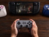 A 8BitDo Pro 3 vezérlő Bluetooth-on vagy USB-n keresztül csatlakoztatható egy Steam Deckhez. (Kép forrása: 8BitDo)