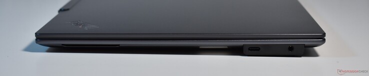 jobbra: 3,5 mm-es hang, Thunderbolt 4