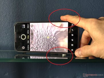 Különösen tok nélkül, ezeket gyakran akaratlanul is kiváltja a polcra helyezés.