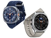 Galaxy Watch Ultra Titanium Blue színben (fent) és Galaxy Watch 8 Classic fekete színben Taupe színű szalaggal (szerkesztett).