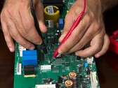 Technikus teszteli az elektronikus hardvert, hasonlóan a PQShield poszt-kvantum kriptográfiai chipjéhez (Kép forrása: Pexels)