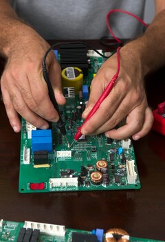 Technikus teszteli az elektronikus hardvert, hasonlóan a PQShield poszt-kvantum kriptográfiai chipjéhez (Kép forrása: Pexels)
