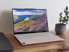 A szuper könnyű kialakítást a hangosabb ventilátorok, a melegebb maghőmérséklet és a korlátozottabb SSD-frissítési lehetőségek ellensúlyozzák