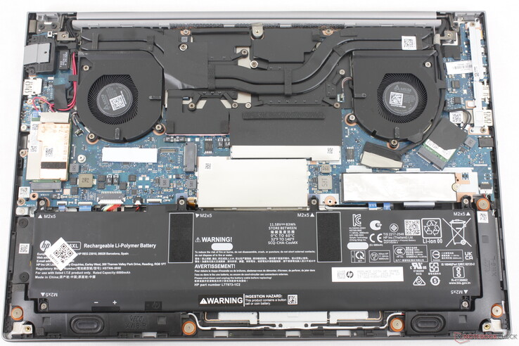 A modell két DDR5 SODIMM slotot és két M.2 PCIe4 x4 2280 SSD slotot kínál