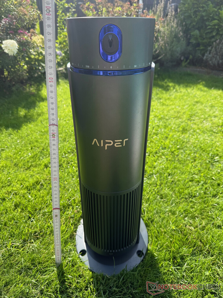 Az Aiper IrriSense körülbelül 60 cm magas