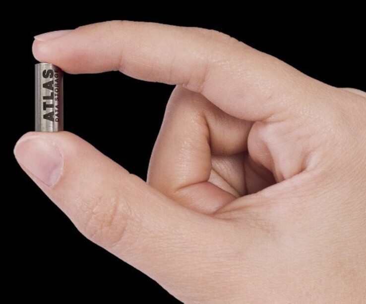 Az Atlas Eon 100 készülék csöveiben dehidratált szintetikus DNS-t tárolnak, amely az írott adatokat tárolja. (Kép forrása: Atlas Data Storage)