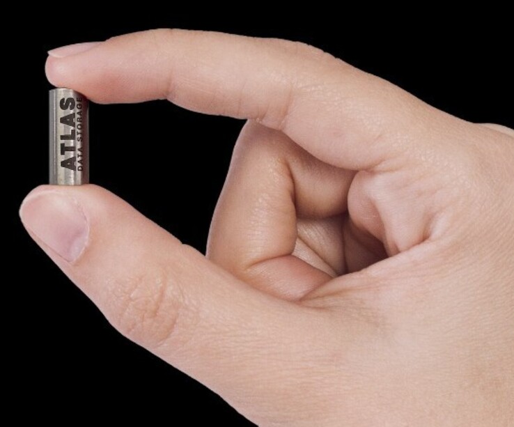 Az Atlas Eon 100 készülék csöveiben dehidratált szintetikus DNS-t tárolnak, amely az írott adatokat tárolja. (Kép forrása: Atlas Data Storage)