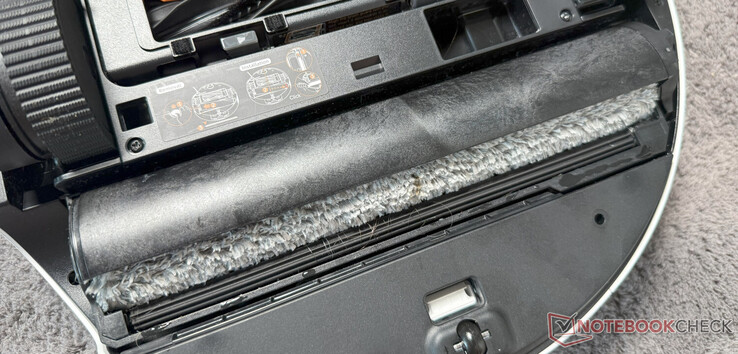 Az AutoSeal Roller Guard szőnyegtisztításkor az AquaRoll törlőgörgőt takarja