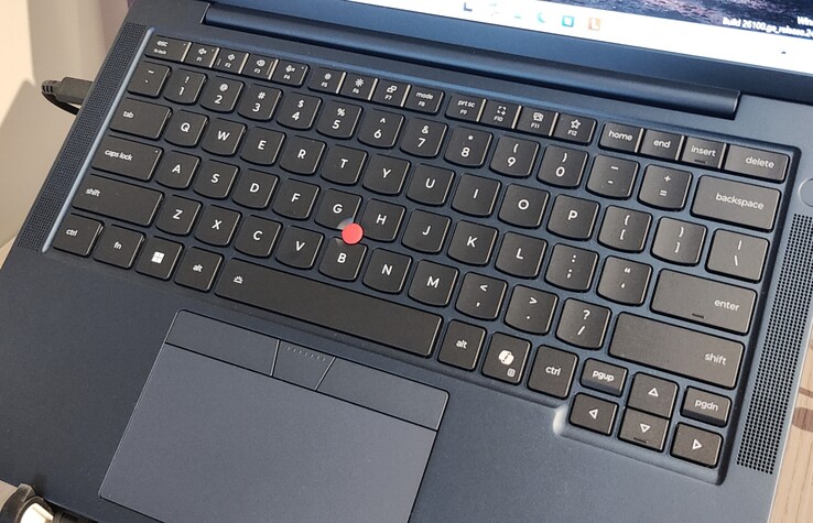 Az új Lenovo ThinkPad billentyűzet kialakítása (egy T14s Gen 7-en látható).