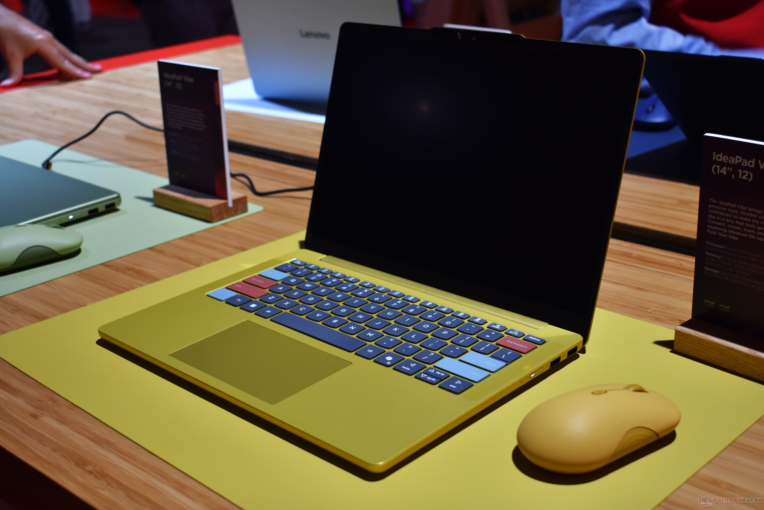 A „Spicy Gold” színű Lenovo IdeaPad Vibe 14 testreszabott billentyűkkel.