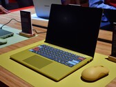A „Spicy Gold” színű Lenovo IdeaPad Vibe 14 testreszabott billentyűkkel.