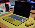 A „Spicy Gold” színű Lenovo IdeaPad Vibe 14 testreszabott billentyűkkel.