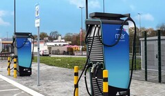 Két nyilvános elektromos járműtöltő az Egyesült Királyságban (Kép forrása: Mer UK)
