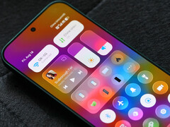 A HyperOS 4 béta verziója megérkezett az első támogatott eszközökre. A képen: a Xiaomi új, Liquid Glass-szerű kialakítása a vezérlőközpontban.