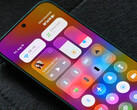 A HyperOS 4 béta verziója megérkezett az első támogatott eszközökre. A képen: a Xiaomi új, Liquid Glass-szerű kialakítása a vezérlőközpontban.