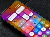 A HyperOS 4 béta verziója megérkezett az első támogatott eszközökre. A képen: a Xiaomi új, Liquid Glass-szerű kialakítása a vezérlőközpontban. 