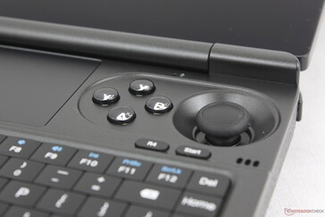 A vezérlőbemenetek mérete és tapintása Switch-szerű, de az ergonómiájuk rosszabb