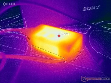 A hálózati adapter igényes terhelés esetén 46 C fölé melegszik