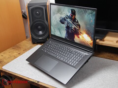 XMG Apex 17 (M25) Crysis játékkal a kijelzőjén