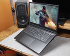XMG Apex 17 (M25) Crysis játékkal a kijelzőjén