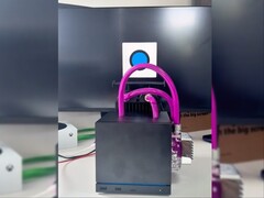 Vízhűtéses alkatrészekkel módosított Steam Machine.